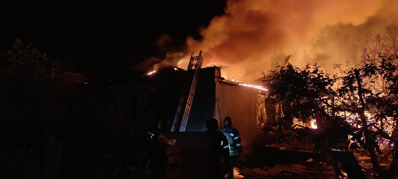 Оккупанты ударили по Боровой на Харьковщине, горели дома: есть пострадавший. Фото