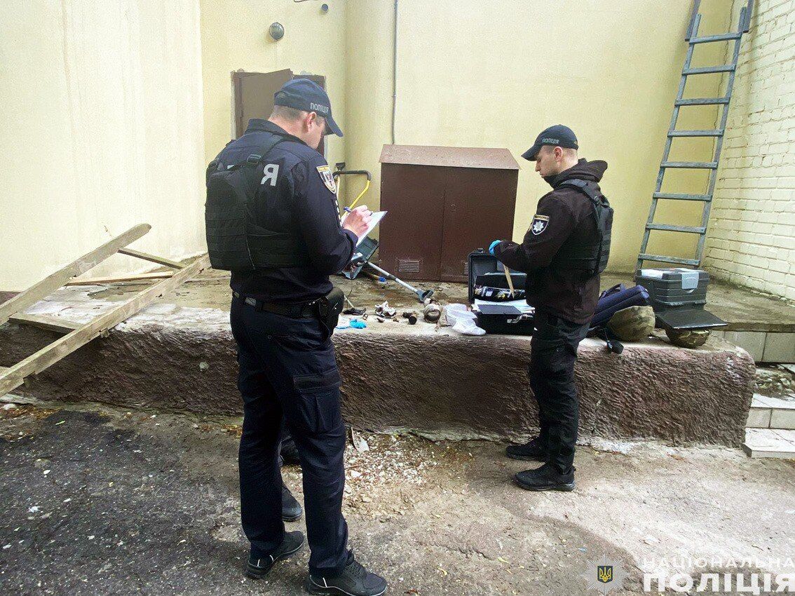 Хотіли викрасти понад 5 млн грн: поліцейські затримали двох чоловіків, які підірвали банк у Чернігові. Фото і відео 