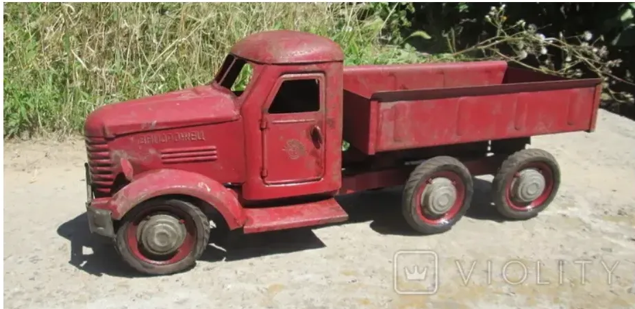 На інтернет-аукціоні продали іграшковий вантажний автомобіль "Запорожець" за 10 001 грн.