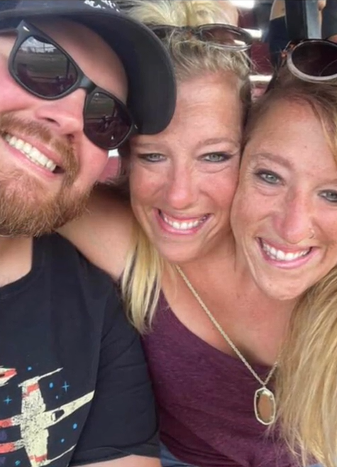 Через 4 года после свадьбы: самые известные в мире сиамские близняшки Эбби и Бриттани Генсел впервые вышли в люди с младенцем на руках