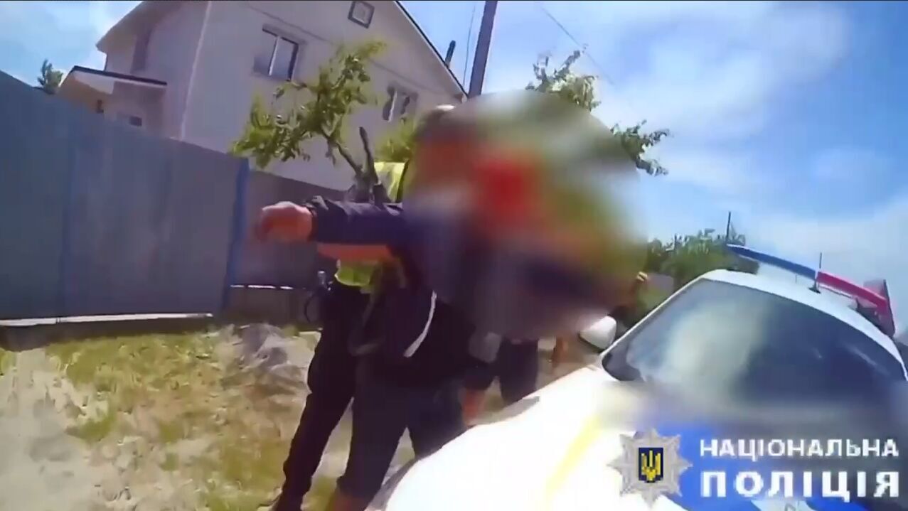 Під Києвом чоловік погрожував матері підірвати будинок гранатою. Подробиці і відео