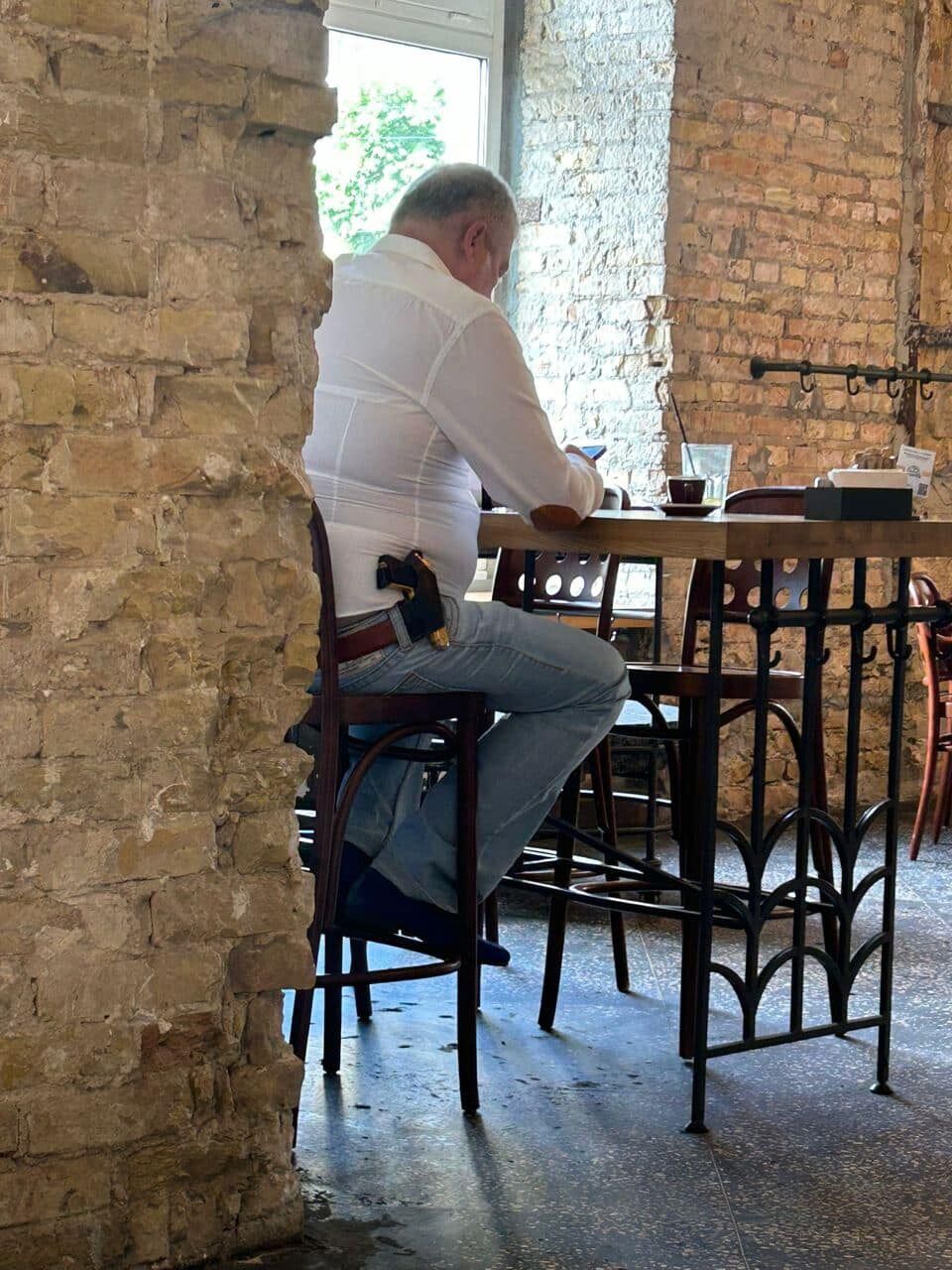 Ексміністр транспорту Червоненко засвітився у кафе із золотим пістолетом за поясом. Фото