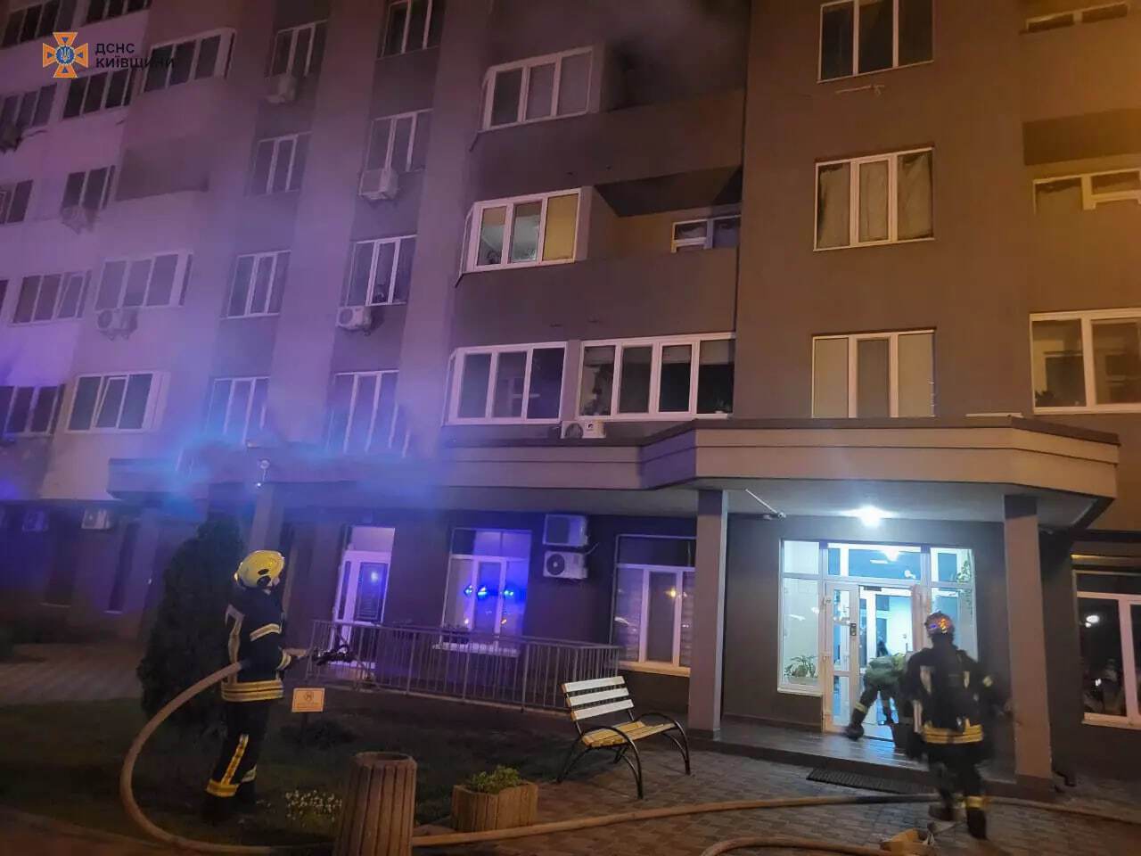Под Киевом произошел пожар в 26-этажном доме: спасатели эвакуировали 30 человек. Фото и подробности