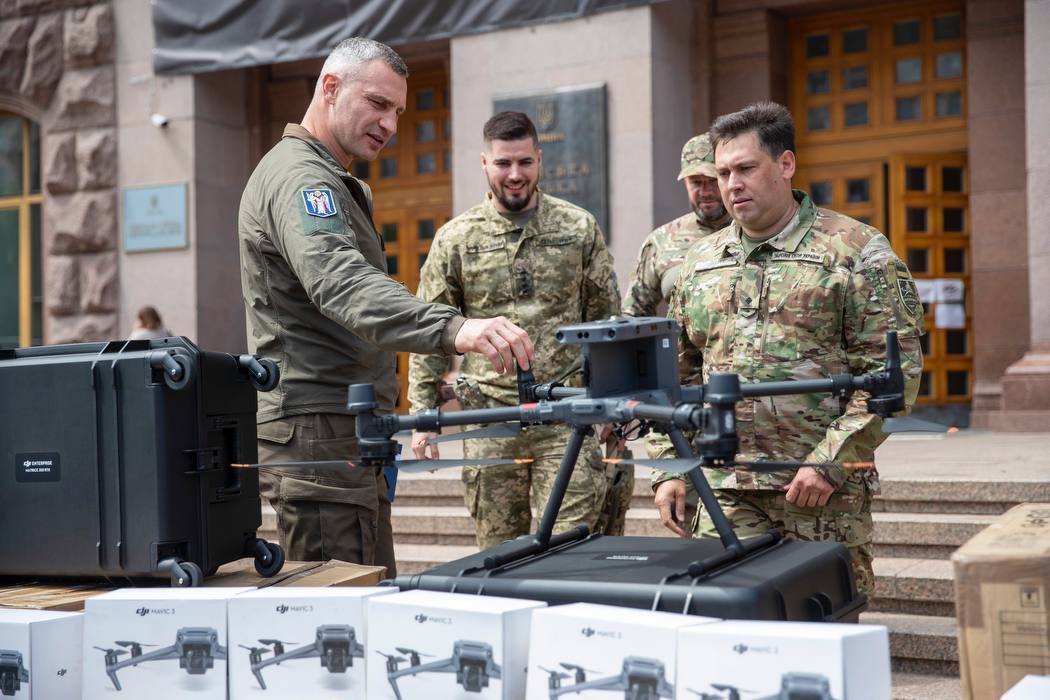 Военные грузовики, пикапы и дроны: Кличко передал воинам ВСУ очередную партию помощи от Киева. Фото