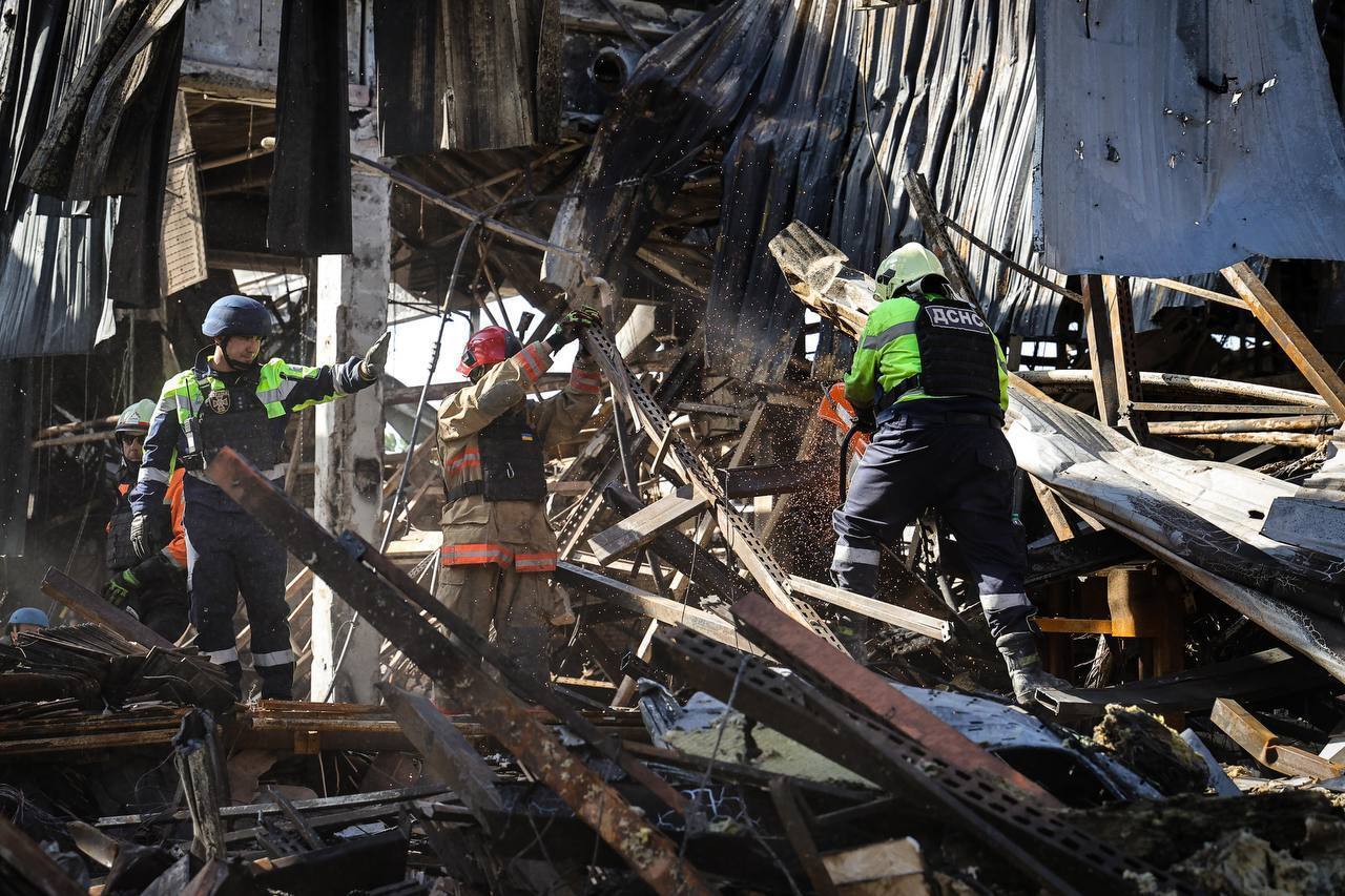 В результате российского удара по "Эпицентру" в Харькове погибли 19 человек: поисковые работы завершены. Фото