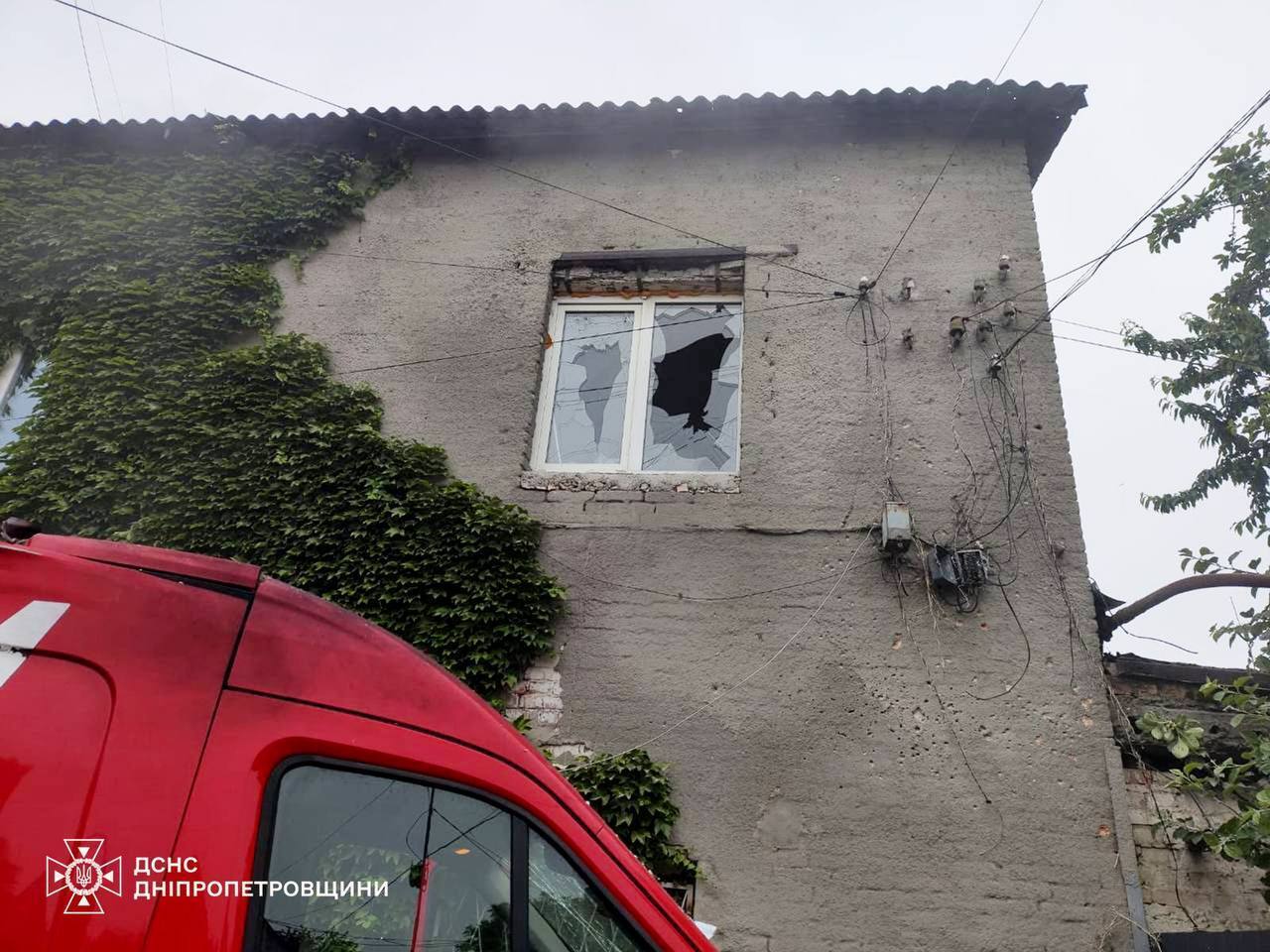 Окупанти вдарили по Нікополю, є загиблий і поранені. Фото
