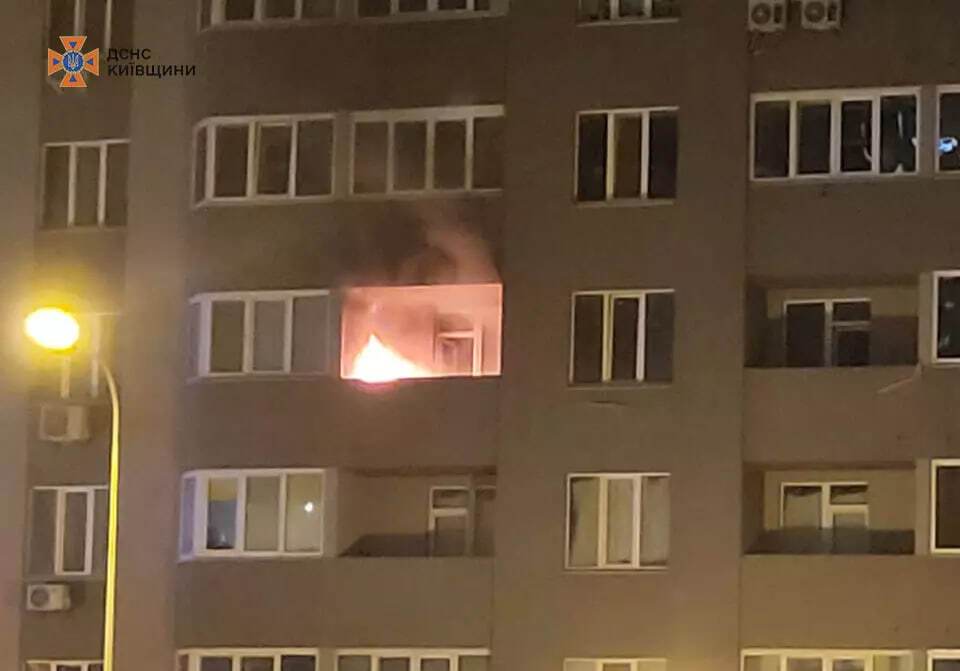 Під Києвом сталась пожежа в 26-поверховому будинку: рятувальники евакуювали 30 осіб. Фото і подробиці