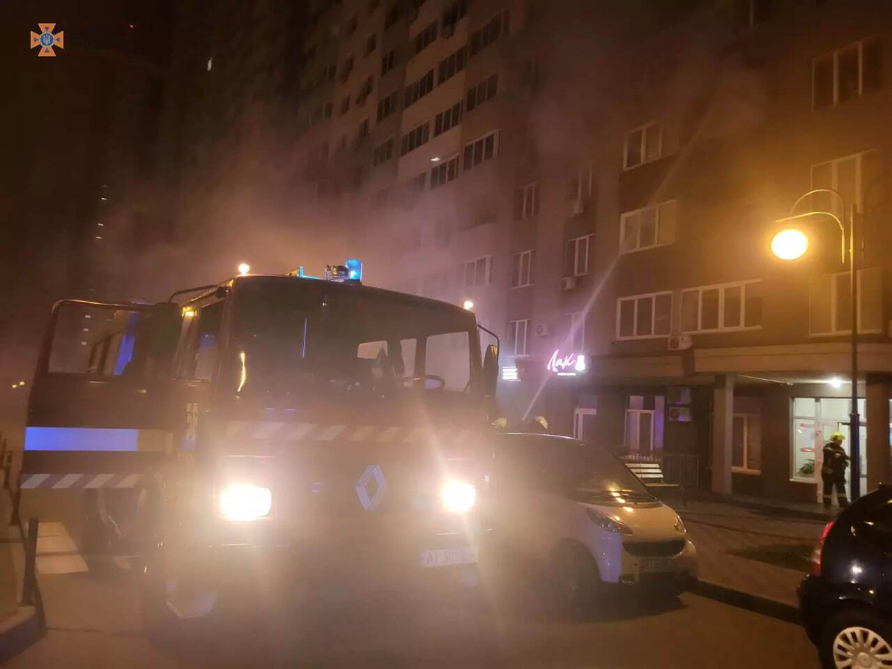 Під Києвом сталась пожежа в 26-поверховому будинку: рятувальники евакуювали 30 осіб. Фото і подробиці