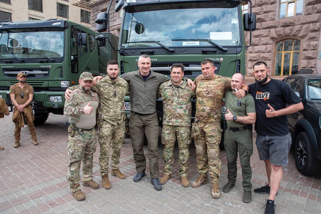 Военные грузовики, пикапы и дроны: Кличко передал воинам ВСУ очередную партию помощи от Киева. Фото
