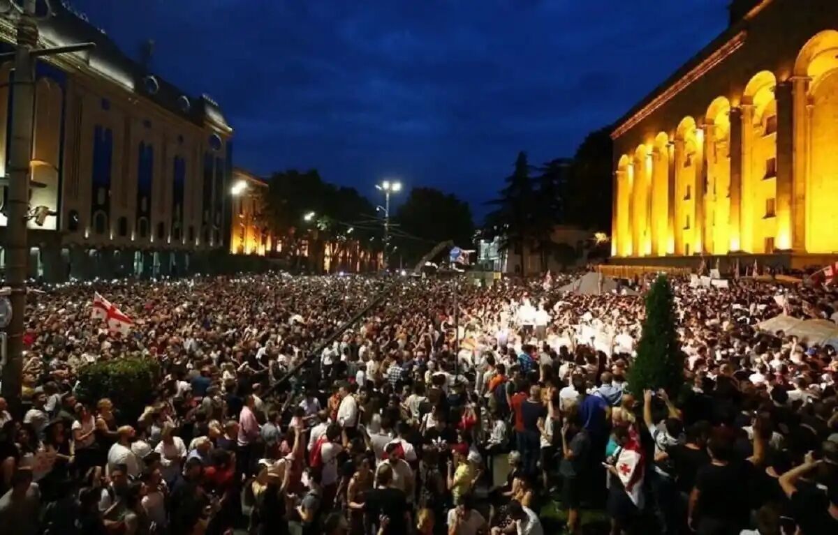 У Грузії тривають масові протести: демонстранти у Тбілісі оголосили безстрокову акцію непокори. Фото і відео
