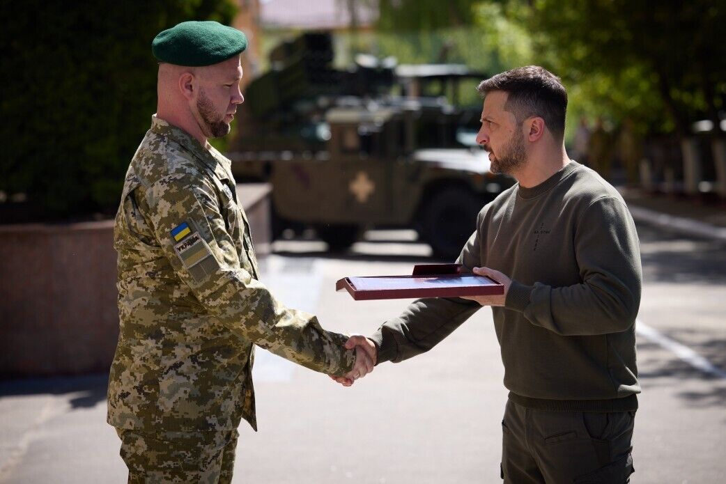  Зеленський у Хмельницькому зустрівся з прикордонниками і вручив їм нагороди. Фото і відео