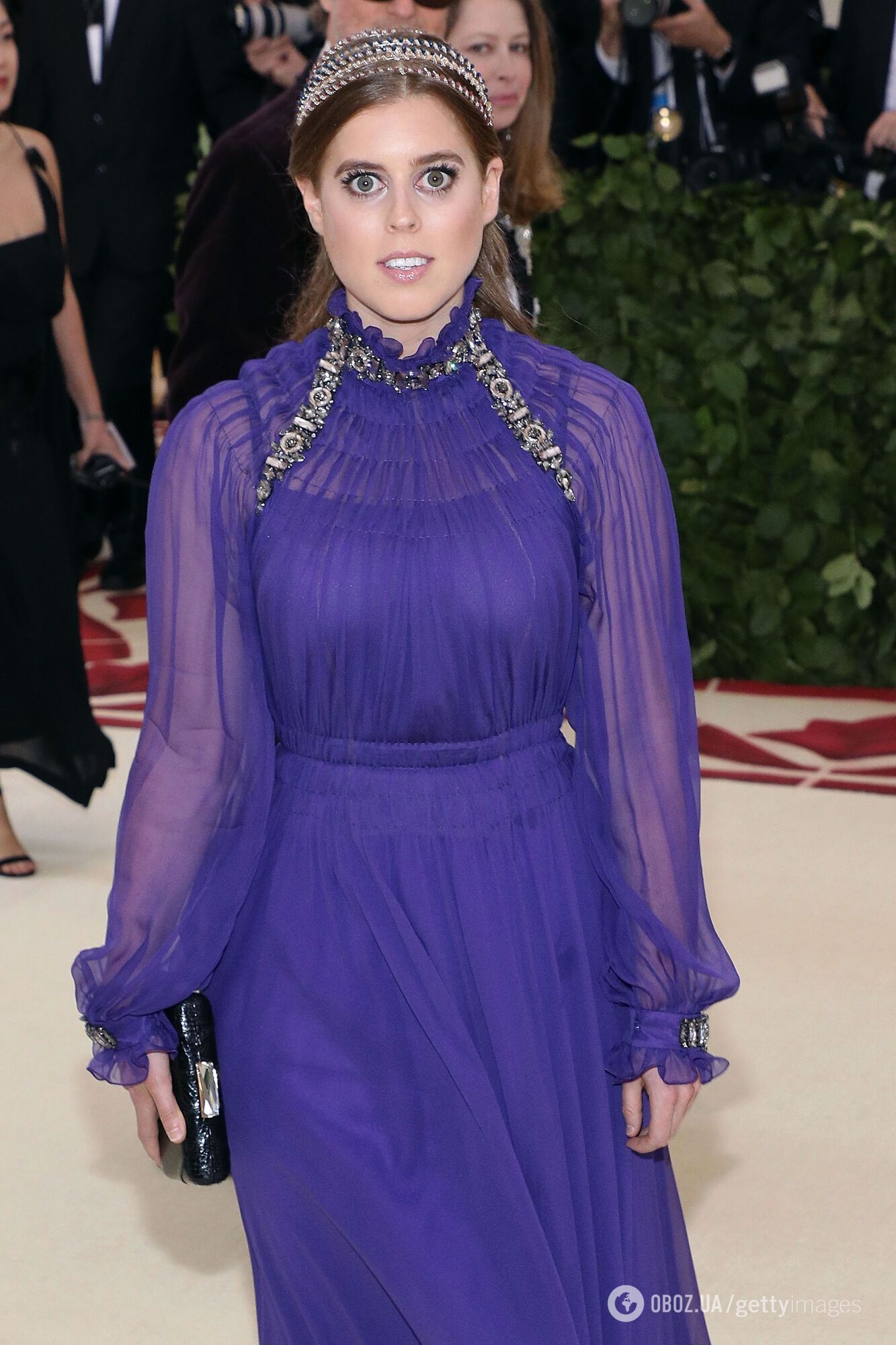 Принцесса Беатрис положила начало модному тренду на Met Gala: после нее эту вещь одевали Кейт Миддлтон и другие королевские особы. Фото