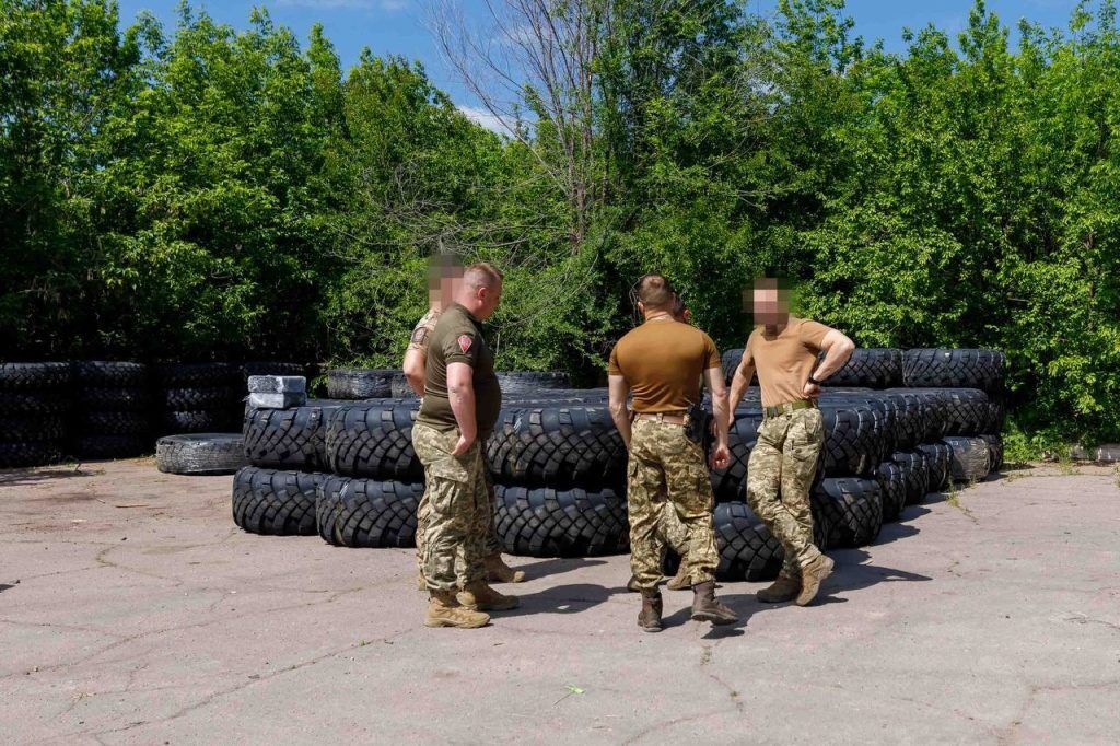 Стараємося працювати як швидка допомога: Порошенко привіз FPV-дрони та іншу техніку десантникам і піхоті на Донецькому напрямку