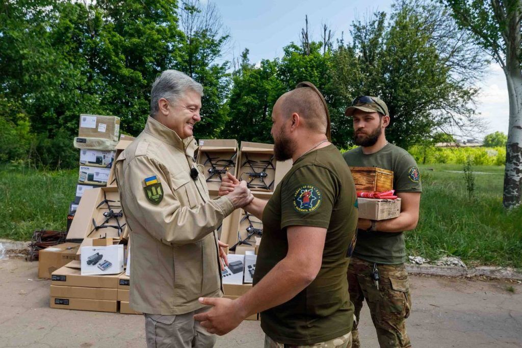 Стараємося працювати як швидка допомога: Порошенко привіз FPV-дрони та іншу техніку десантникам і піхоті на Донецькому напрямку