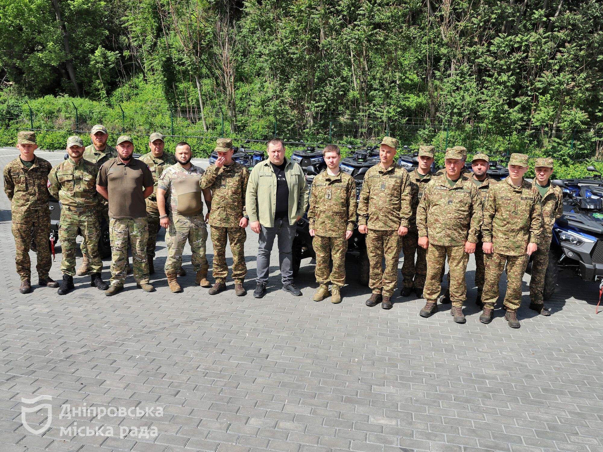 "Це надихатиме хлопців": Сили оборони отримали від Дніпра нову партію FPV-дронів і квадроциклів