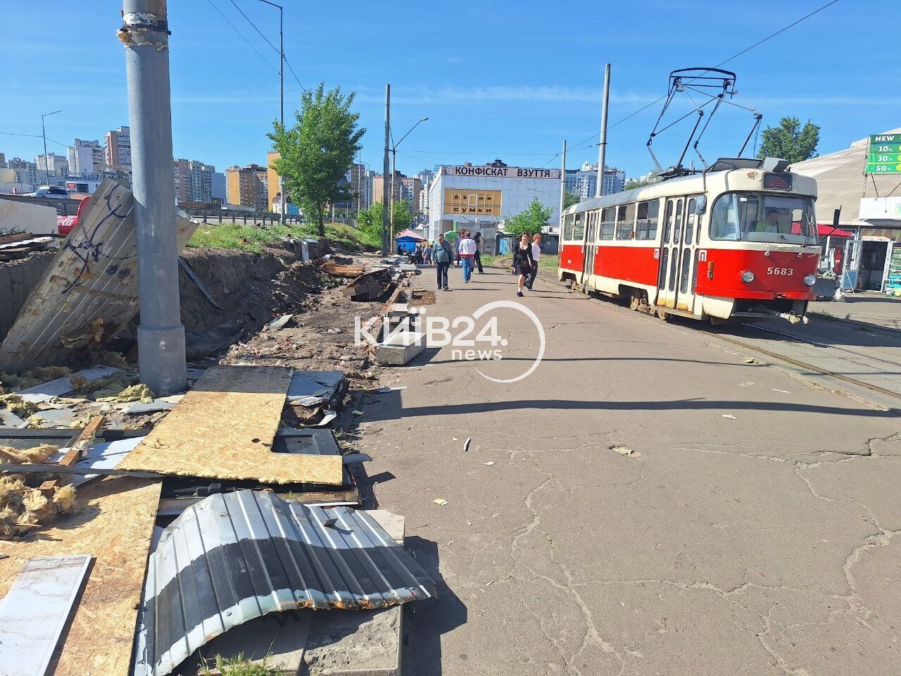 Из-за ДТП с пострадавшим: в Киеве на Позняках начали демонтаж МАФов на остановке трамваев. Фото