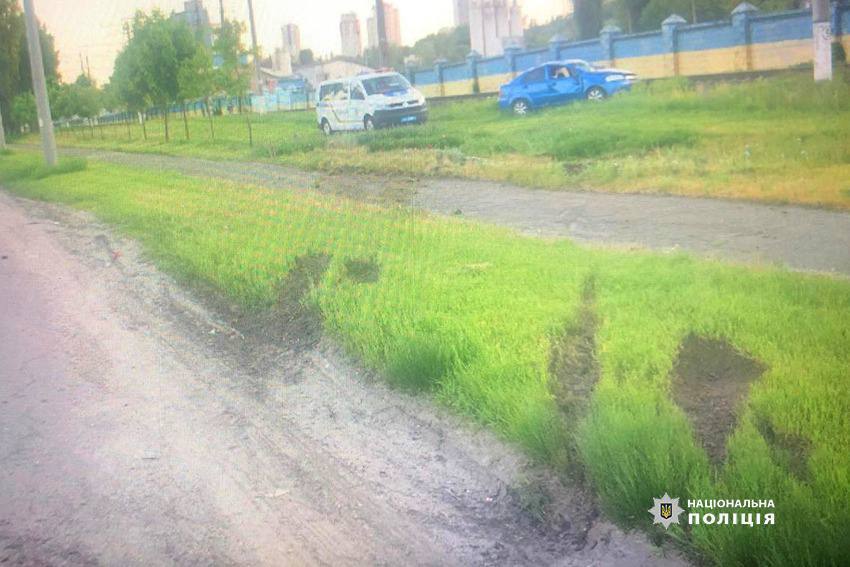 В Киеве пьяный водитель на скорости съехал в кювет: машина перевернулась, есть пострадавший. Фото