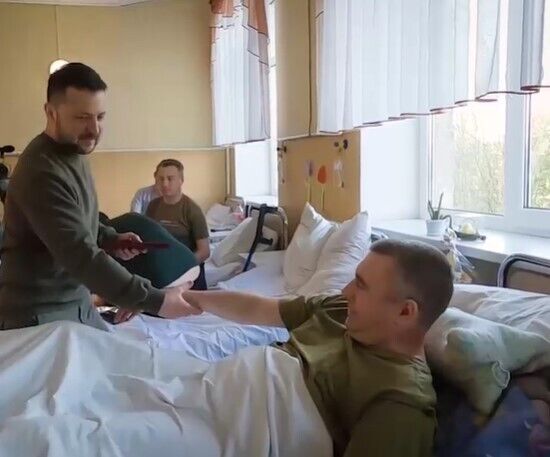 Зеленский в Хмельницком заслушал доклады по ПВО и вручил награды защитникам Украины. Фото и видео