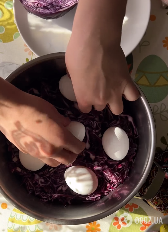 Без жодної хімії: як пофарбувати яйця на Великдень синьою капустою