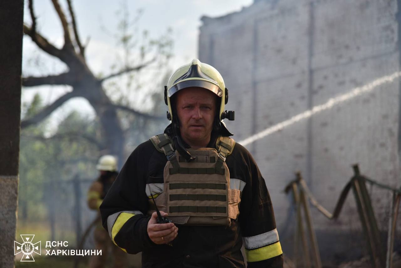 Россияне ударили по учебному заведению в Изюмском районе: произошел пожар. Фото