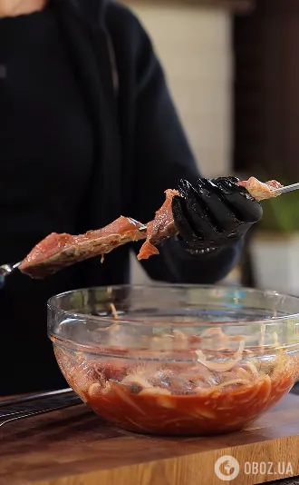 Шашлик з коропа у томатному соці: дуже смачний варіант приготування риби