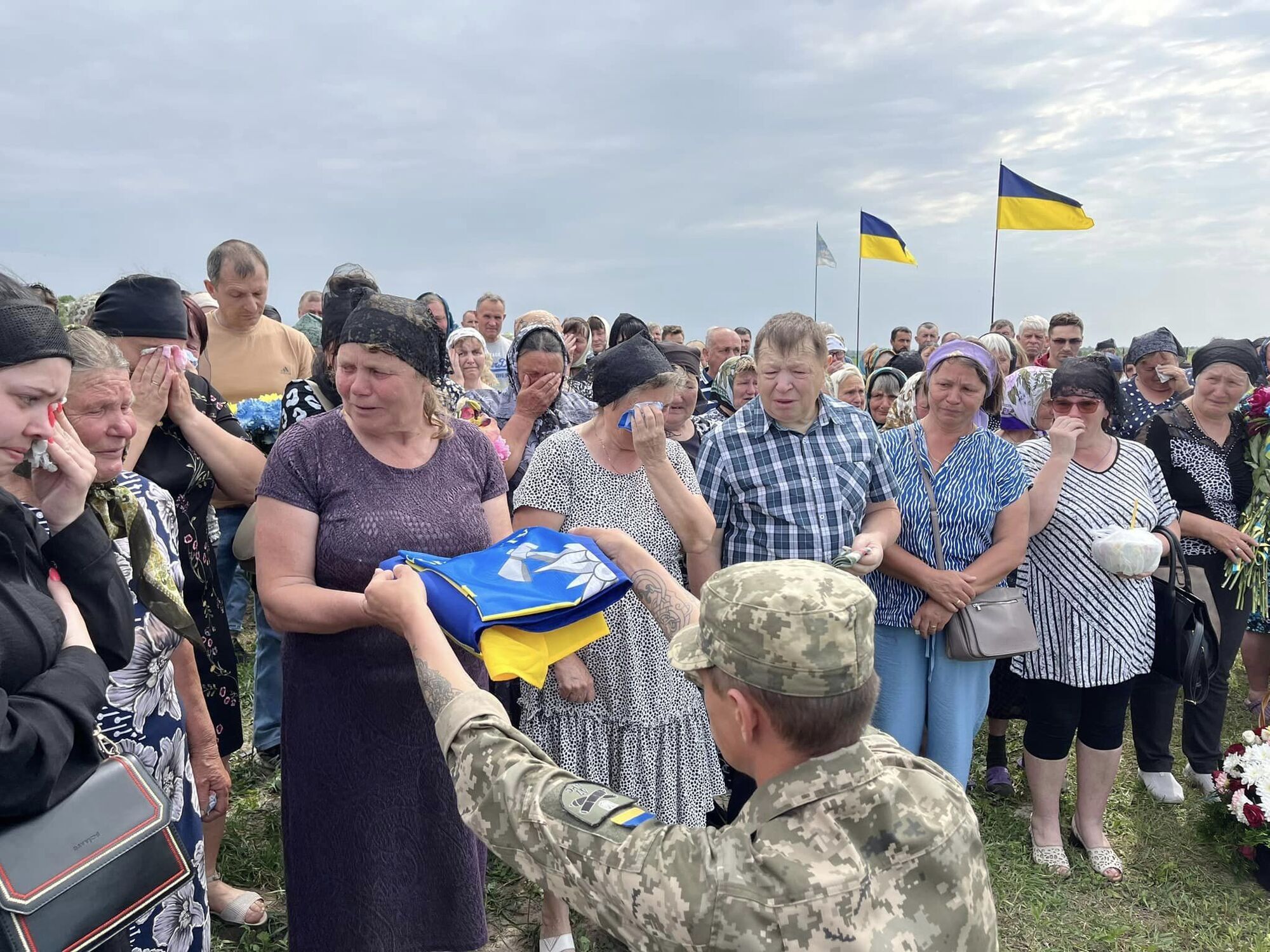 Без батька залишилися двоє дітей: на Хмельниччині попрощалися із захисником, який загинув у боях на Донеччині. Фото