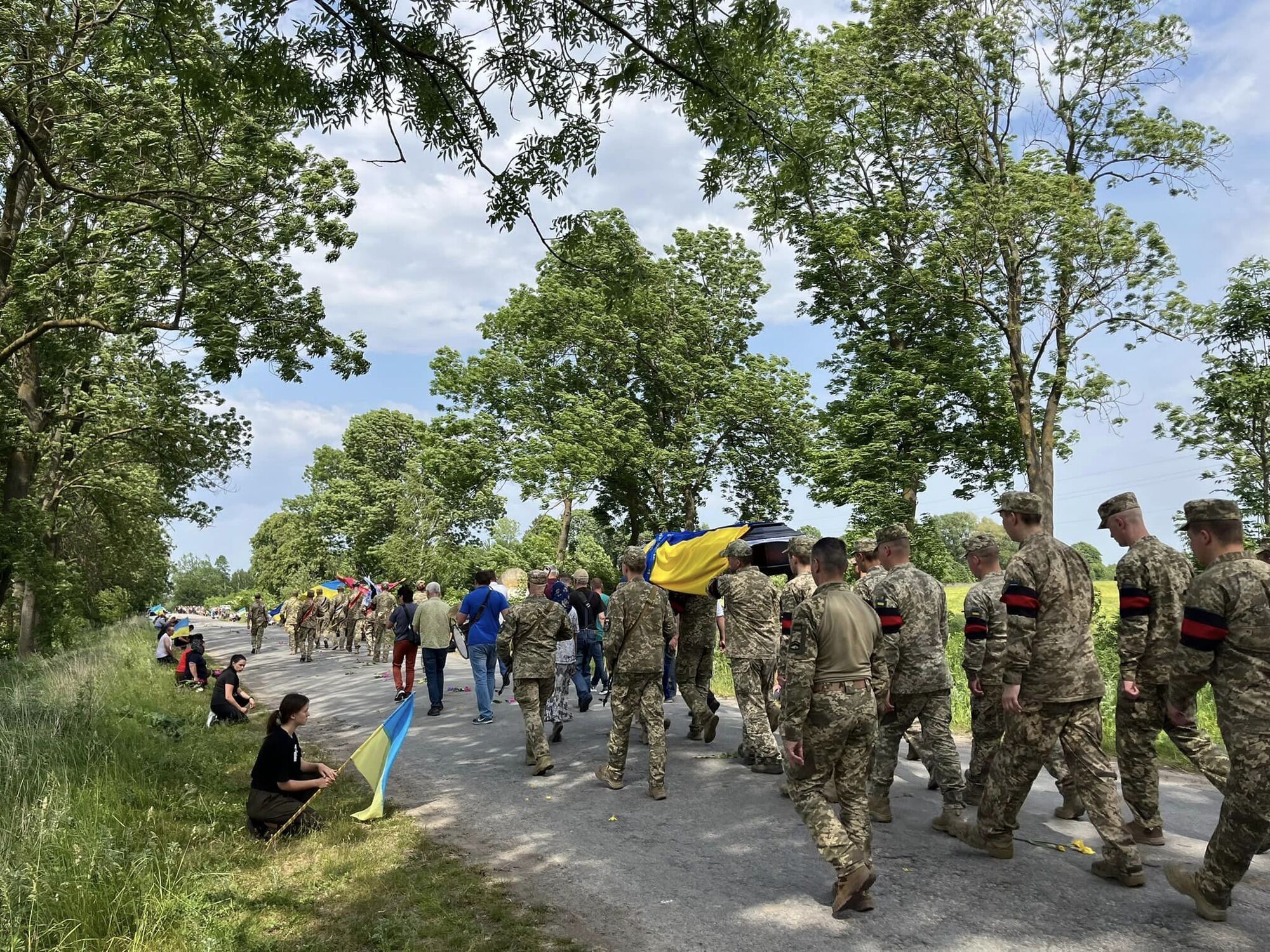 Без батька залишилися двоє дітей: на Хмельниччині попрощалися із захисником, який загинув у боях на Донеччині. Фото