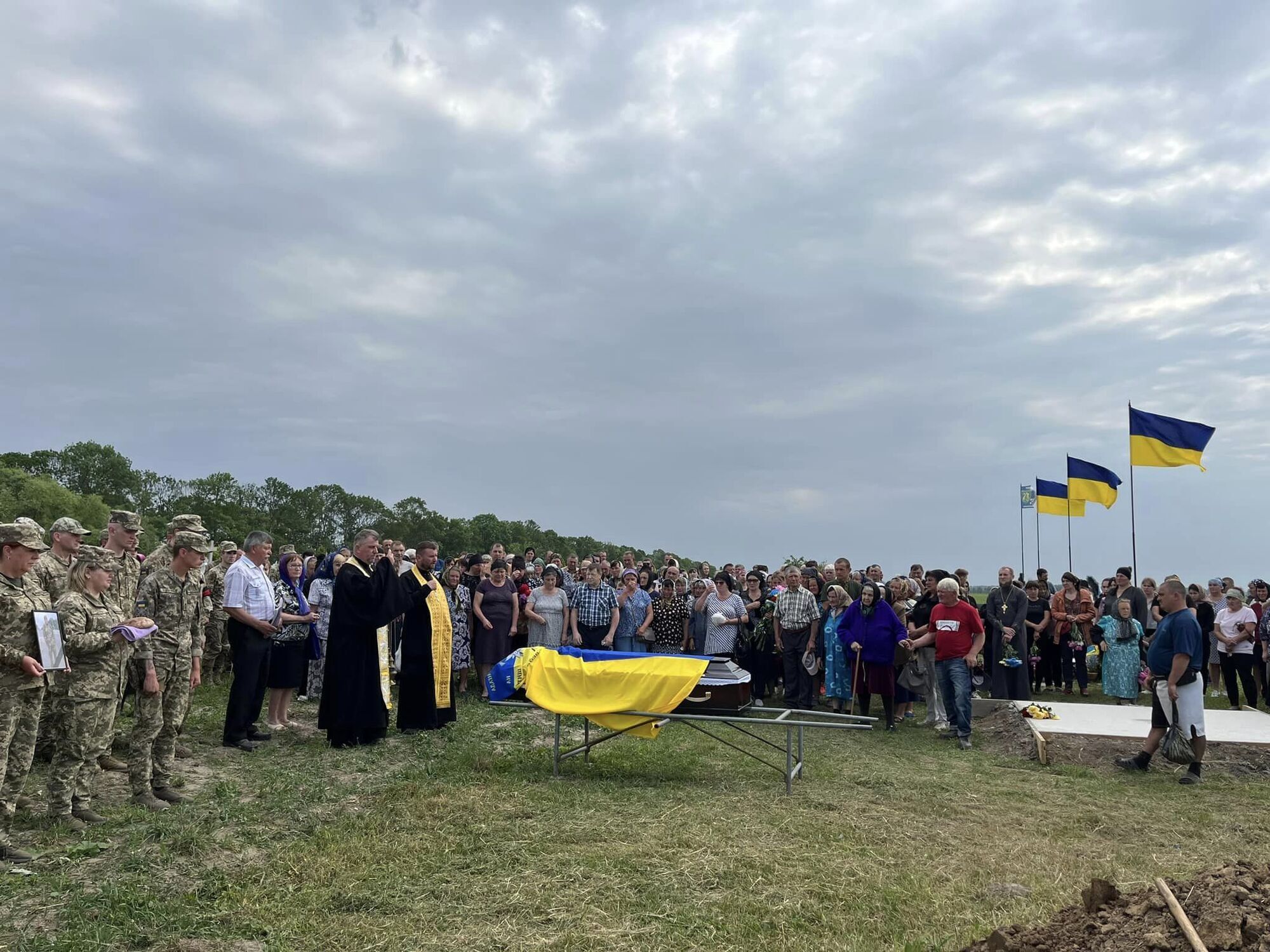 Без батька залишилися двоє дітей: на Хмельниччині попрощалися із захисником, який загинув у боях на Донеччині. Фото