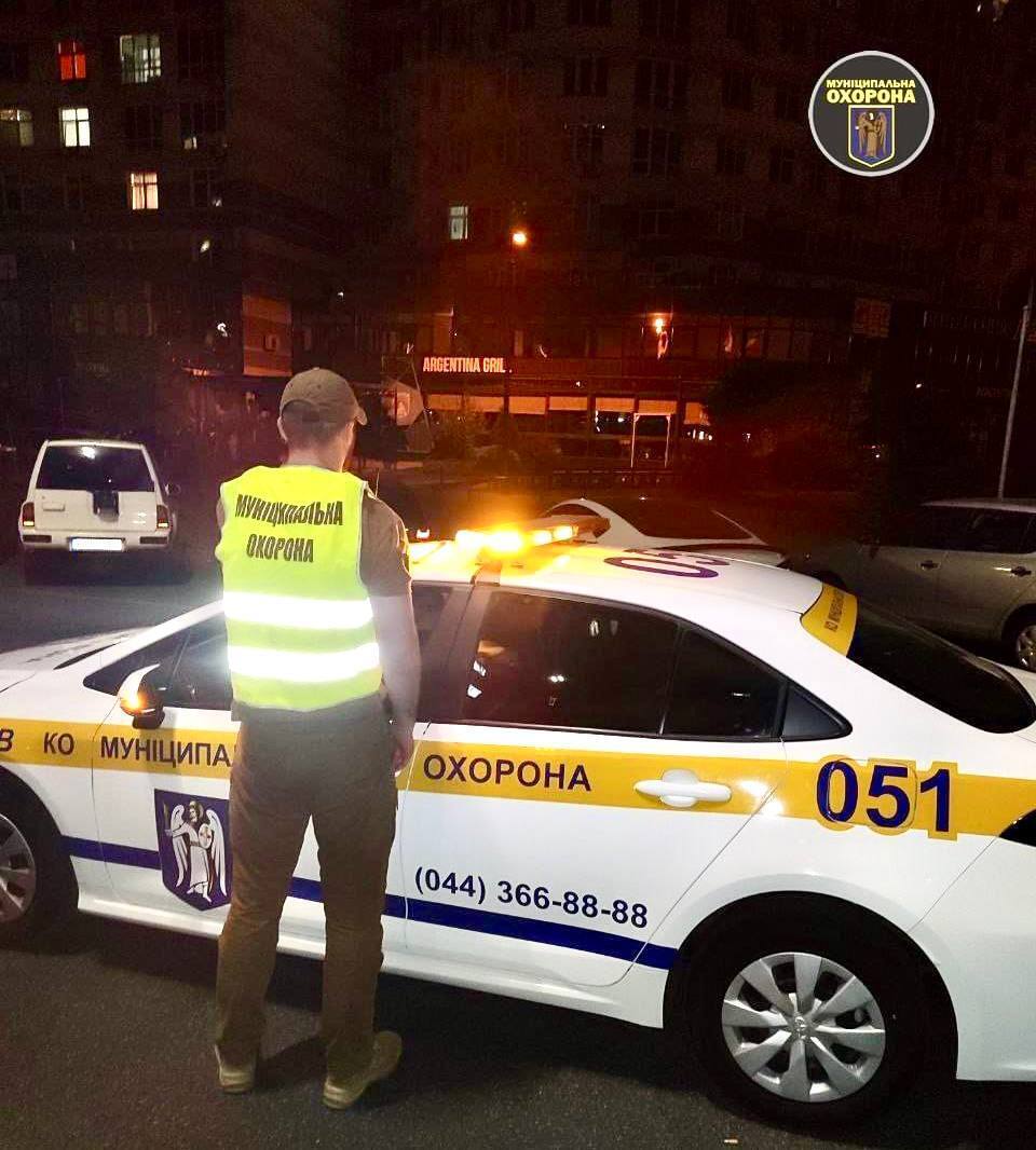 В Киеве на Позняках пьяный водитель протаранил три авто и пытался скрыться с места ДТП. Фото