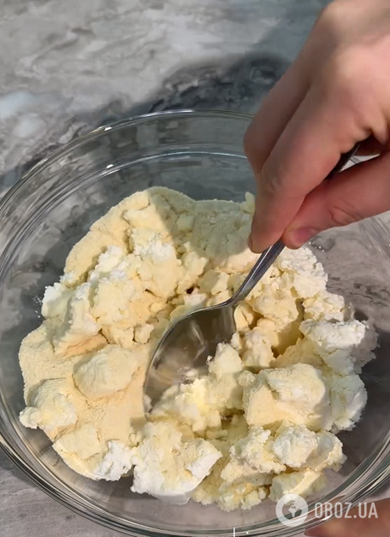 Рыхлые творожные ватрушки с клубникой: как приготовить сезонный десерт