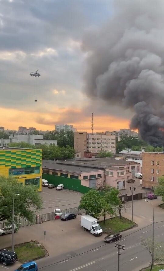 В Москве вспыхнул мощный пожар: валит черный дым, к борьбе с огнем привлекли авиацию. Видео