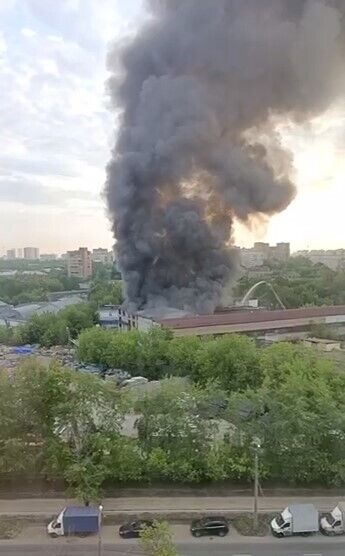 У Москві спалахнула потужна пожежа: валить чорний дим, до боротьби з вогнем залучили авіацію. Відео