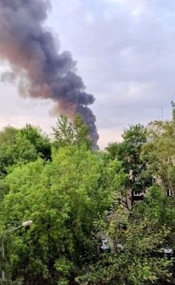 У Москві спалахнула потужна пожежа: валить чорний дим, до боротьби з вогнем залучили авіацію. Відео