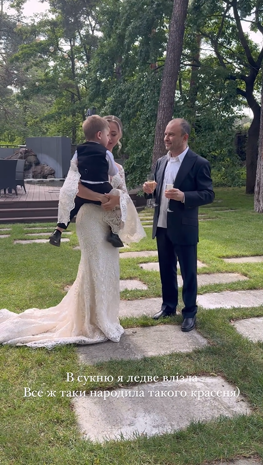Віктор Павлік і на 30 років молодша від нього Катерина Репяхова зіграли весілля: дружина зробила сюрприз. Фото і відео