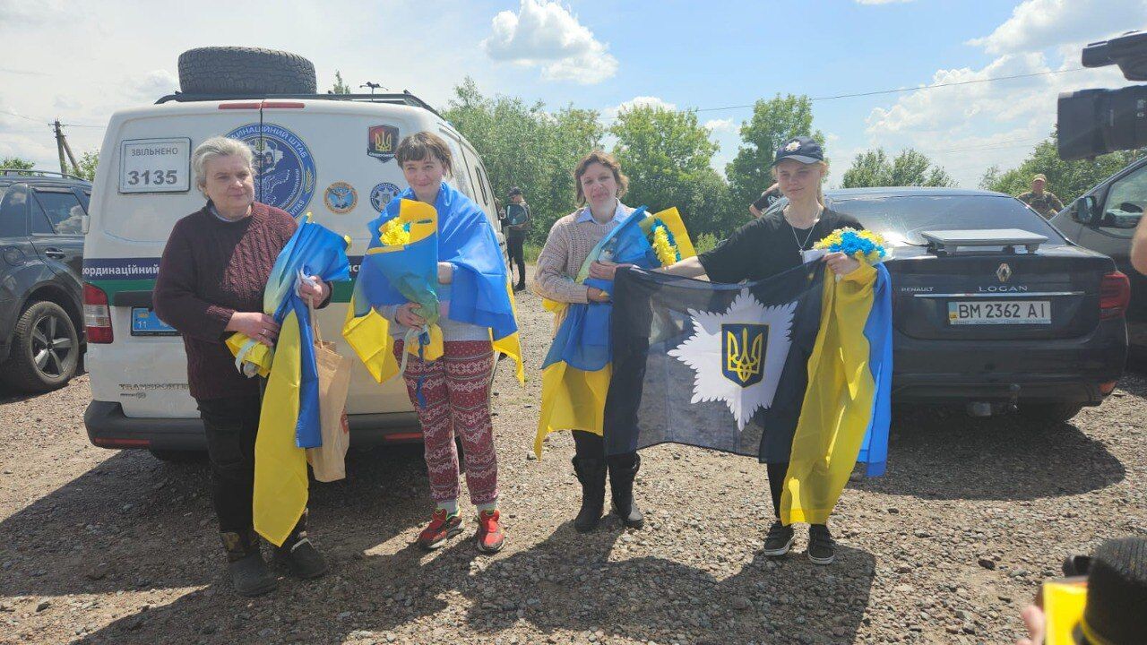В Україну з російського полону вдалося повернути ще 75 осіб: серед них захисники Маріуполя. Фото і відео