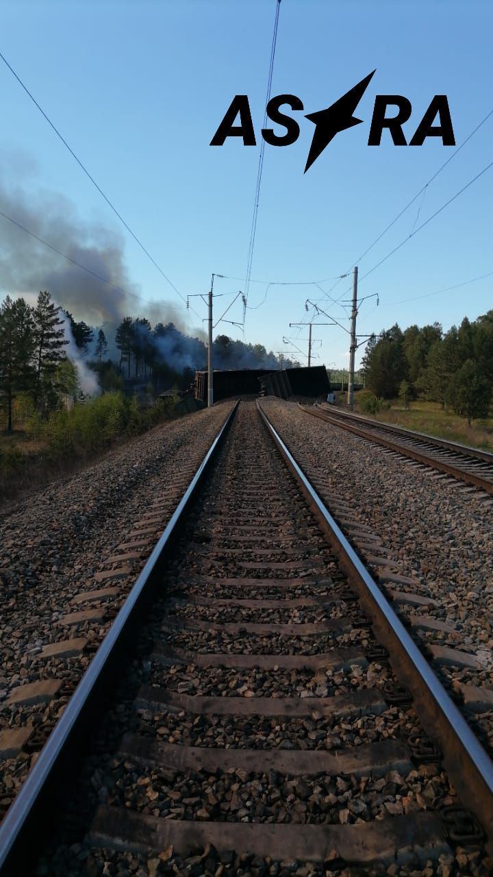 У Росії зійшли з рейок десятки вагонів із вугіллям, рух зупиняли. Фото і відео
