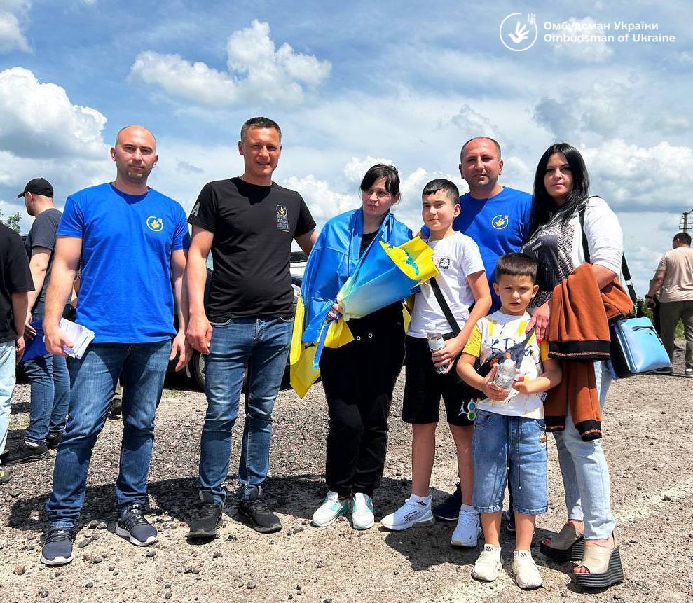 В Украину из российского плена удалось вернуть еще 75 человек: в их числе защитники Мариуполя. Фото и видео