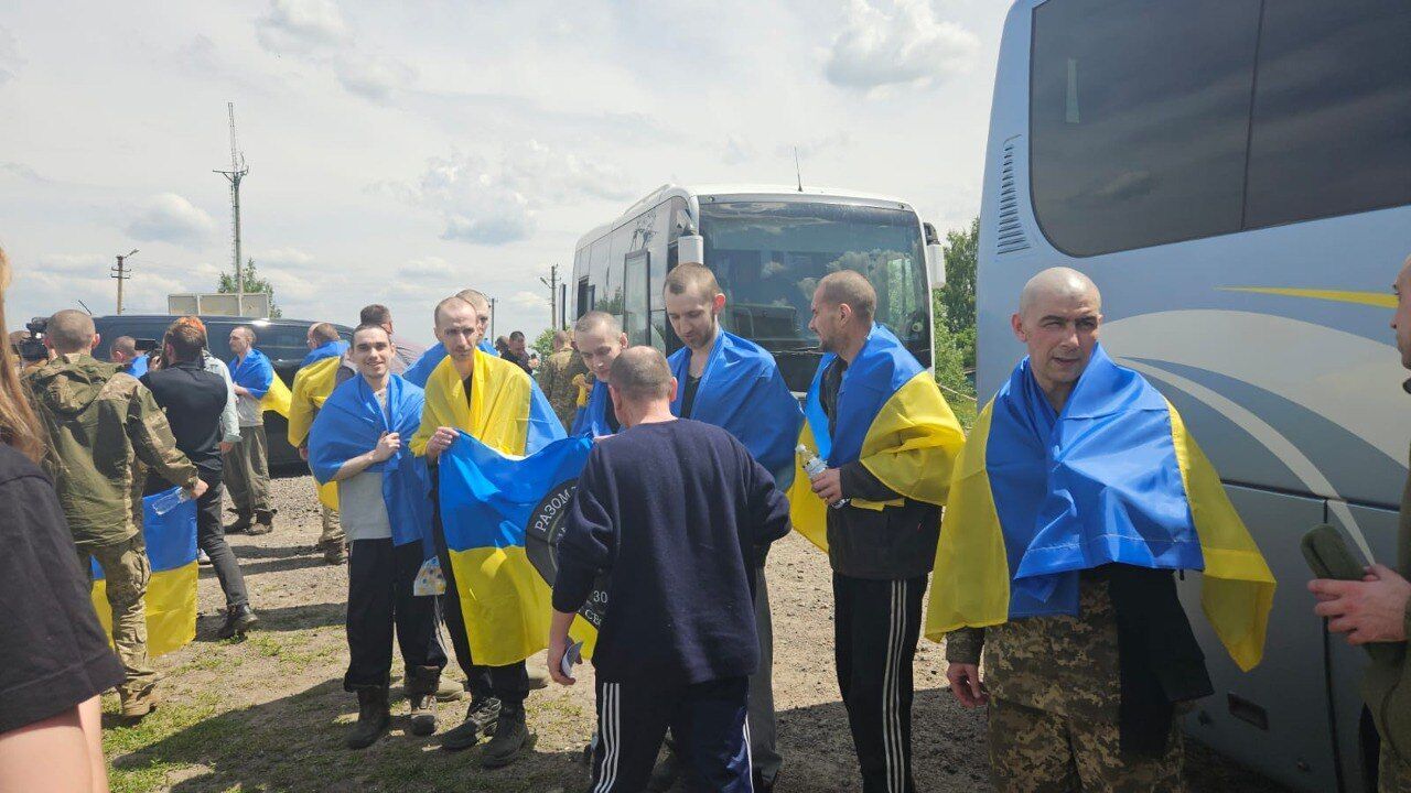 В Украину из российского плена удалось вернуть еще 75 человек: в их числе защитники Мариуполя. Фото и видео
