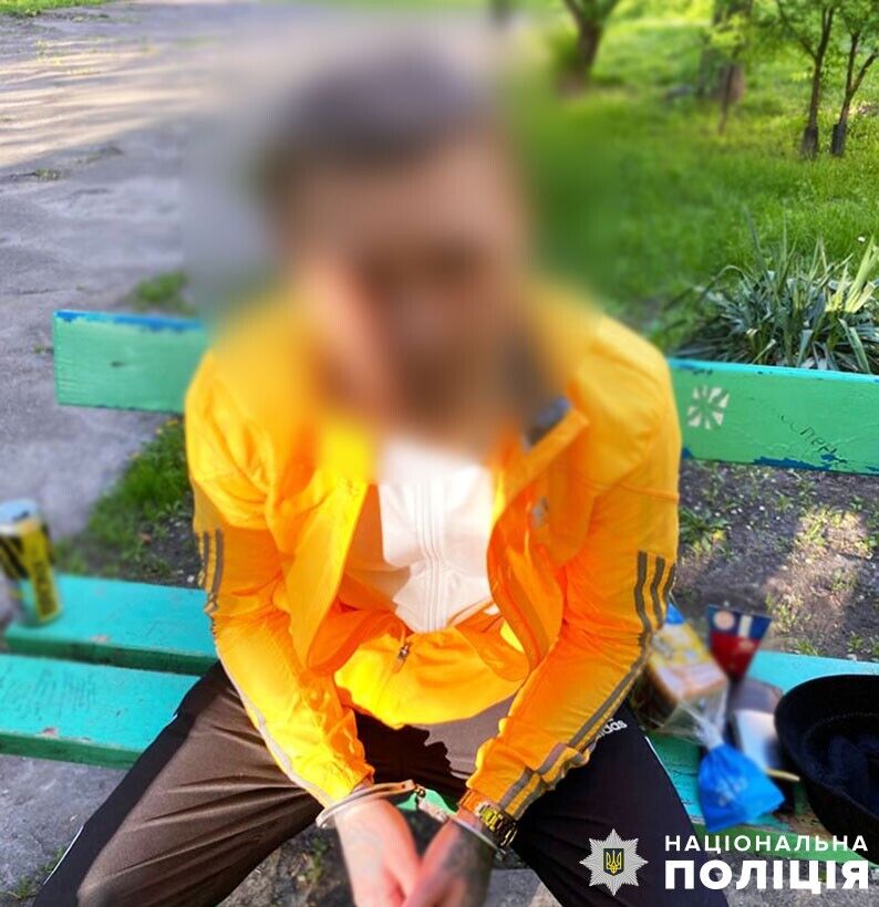 В Киеве рецидивист среди бела дня в парке ограбил женщину. Подробности и фото