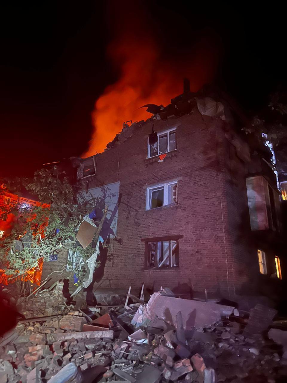 Росіяни обстріляли житловий район Харкова: влучили в багатоповерхівку, є пошкодження і загиблі
