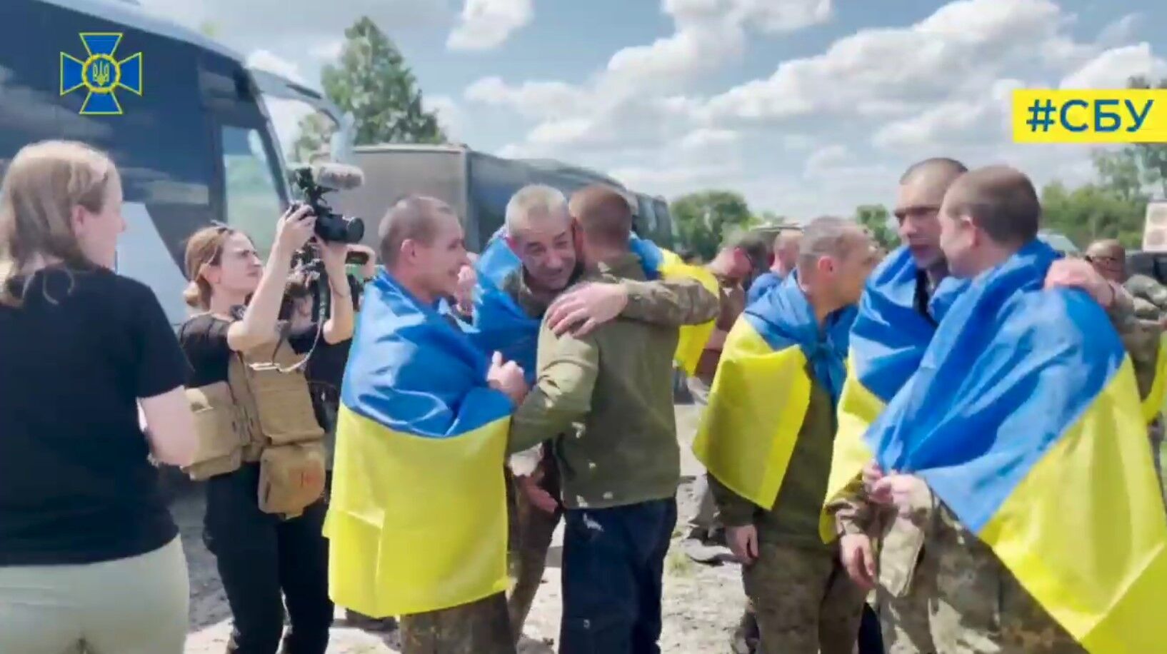 Объятия, слезы и радость: СБУ показала эксклюзивное видео возвращения в Украину освобожденных из плена военных и гражданских