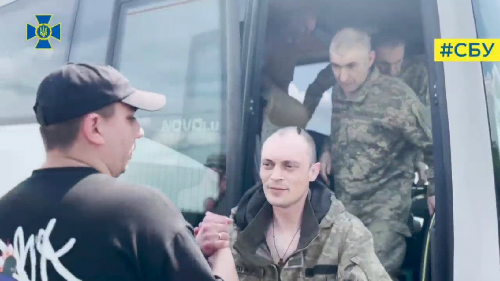 Объятия, слезы и радость: СБУ показала эксклюзивное видео возвращения в Украину освобожденных из плена военных и гражданских