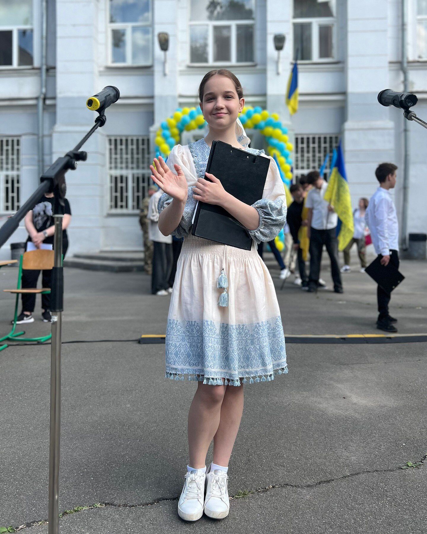 Сын Подкопаевой в мантии, дочь Трегубовой – в платье-вышиванке: украинские звезды показали своих детей на последнем звонке. Фото