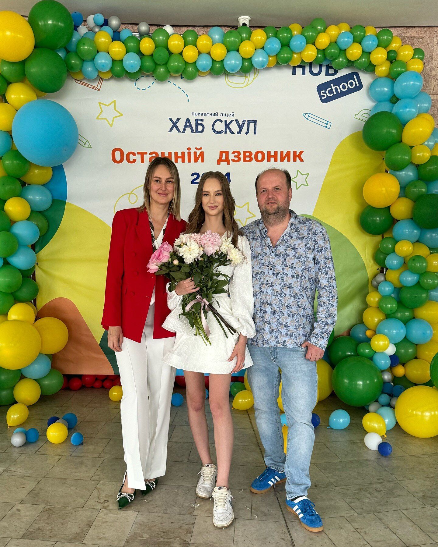 Сын Подкопаевой в мантии, дочь Трегубовой – в платье-вышиванке: украинские звезды показали своих детей на последнем звонке. Фото