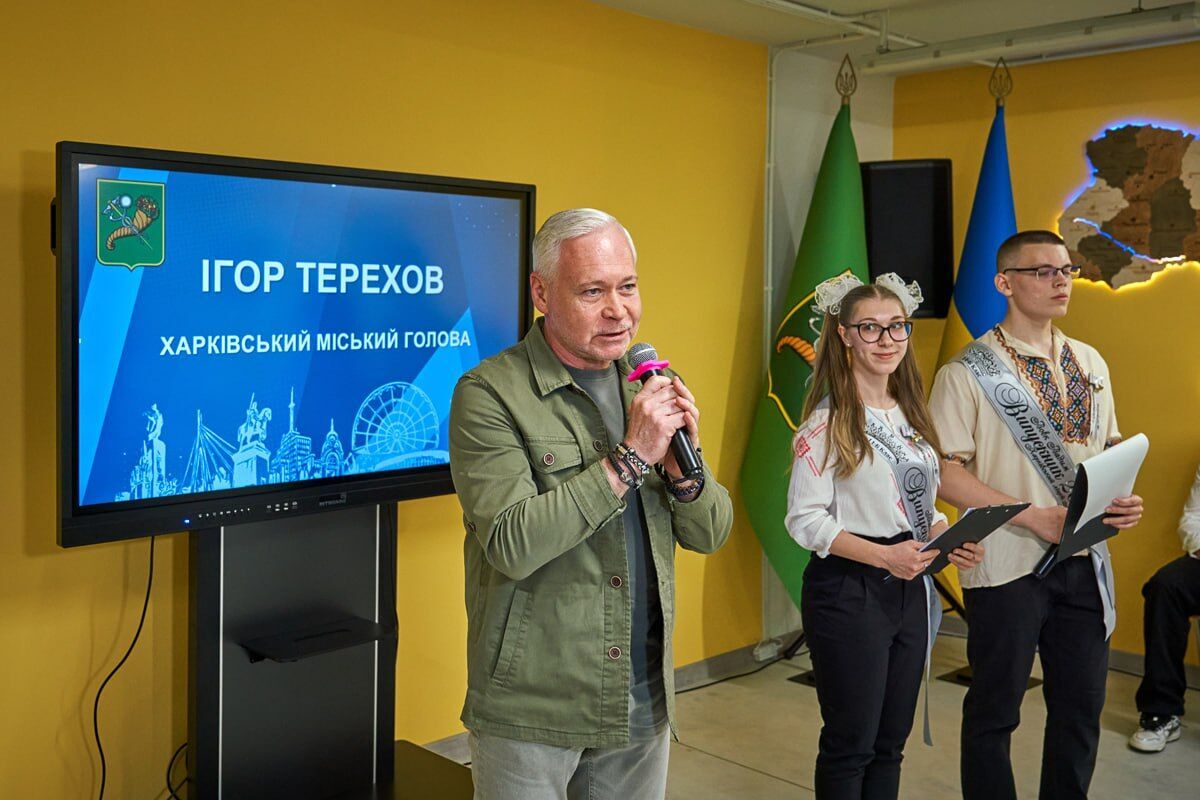Мэр Харькова посетил метрошколу и лично поздравил выпускников 2024 года. Фото