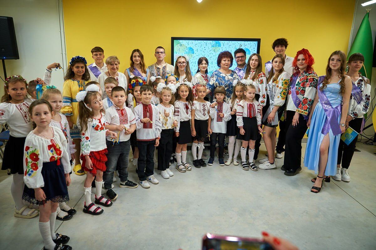 Мэр Харькова посетил метрошколу и лично поздравил выпускников 2024 года. Фото