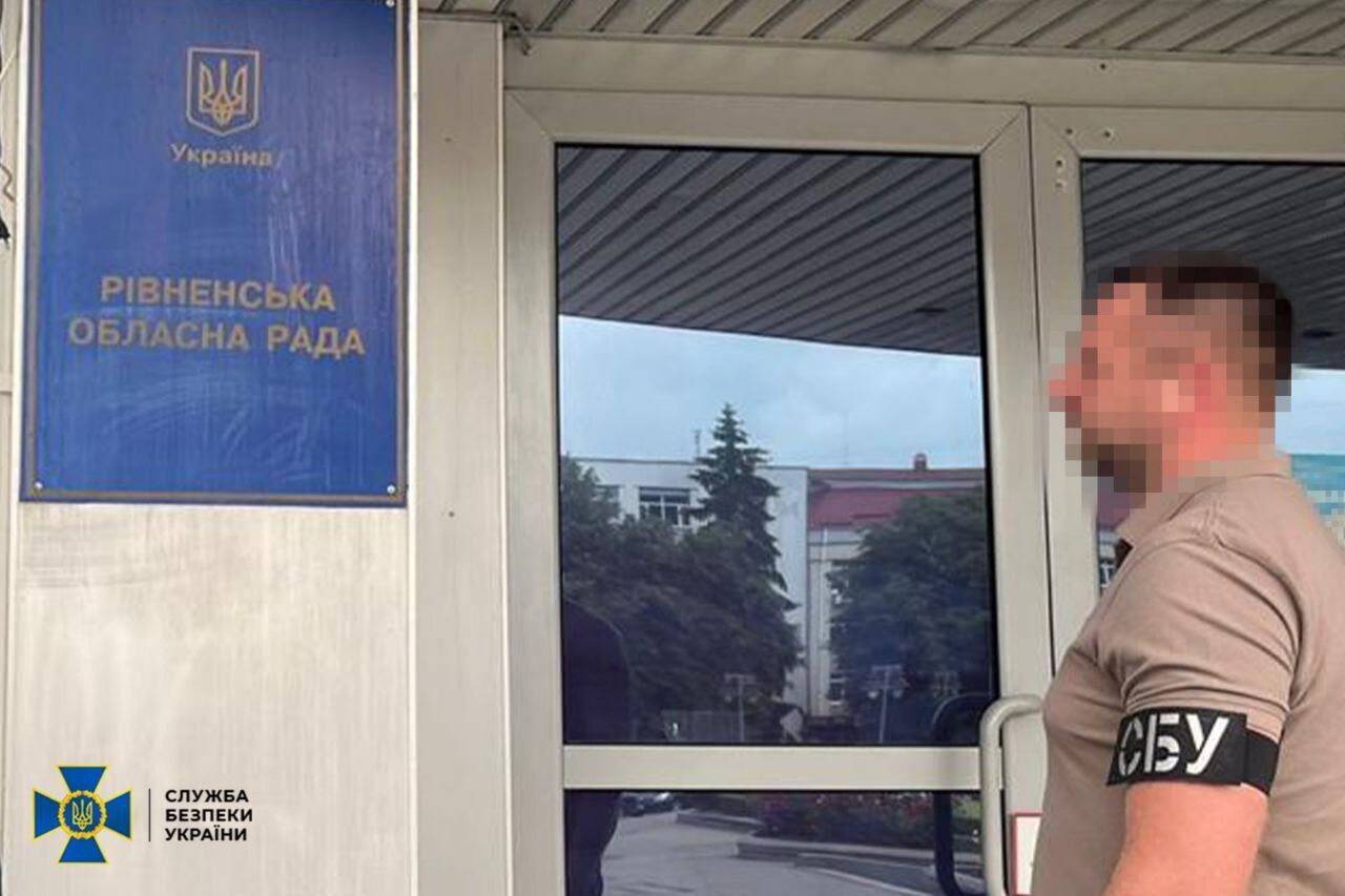 Співробітник Служби безпеки України біля будівлі Рівненської обласної ради