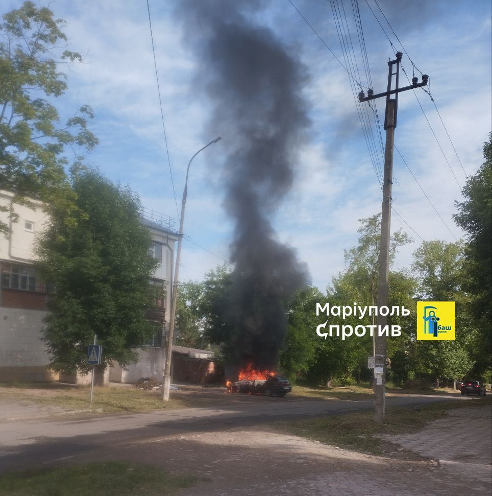 У Маріуполі партизани підпалили авто окупантів. Фото і відео 