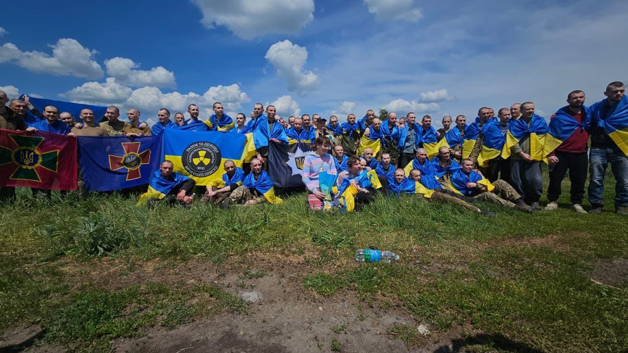 В Україну з російського полону вдалося повернути ще 75 осіб: Зеленський розкрив подробиці. Фото та відео