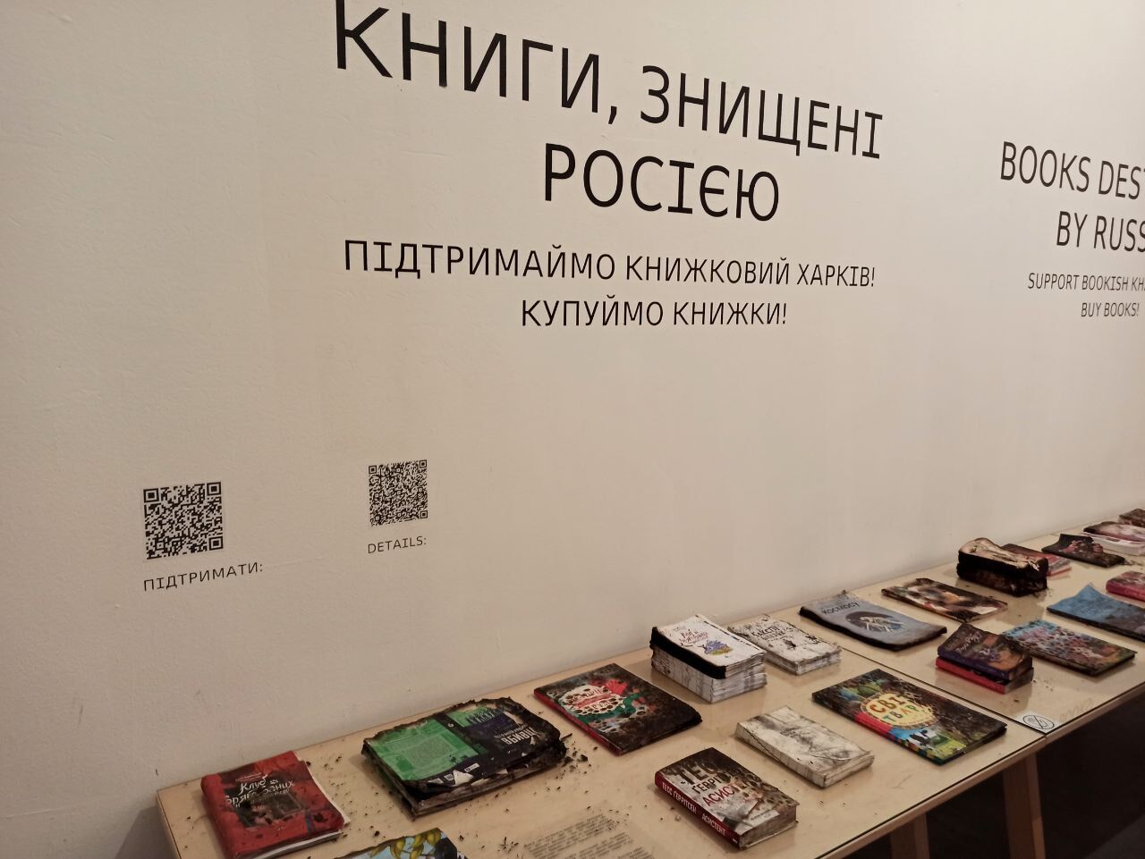 Уничтожены Россией. На "Книжном арсенале" в Киеве показали сожженные книги "Фактор-Друка": они до сих пор пахнут гарью